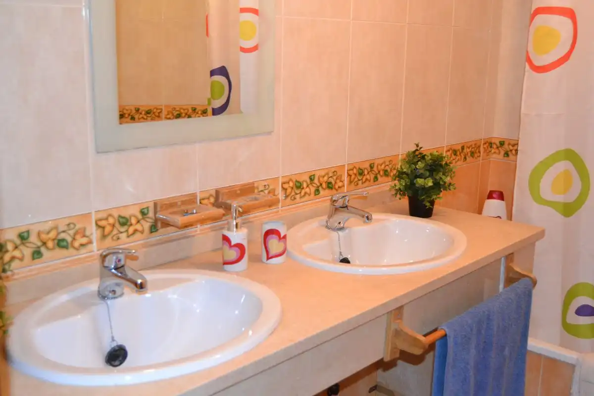 Badezimmer von Wohnung zur Miete in Poio mit Heizung