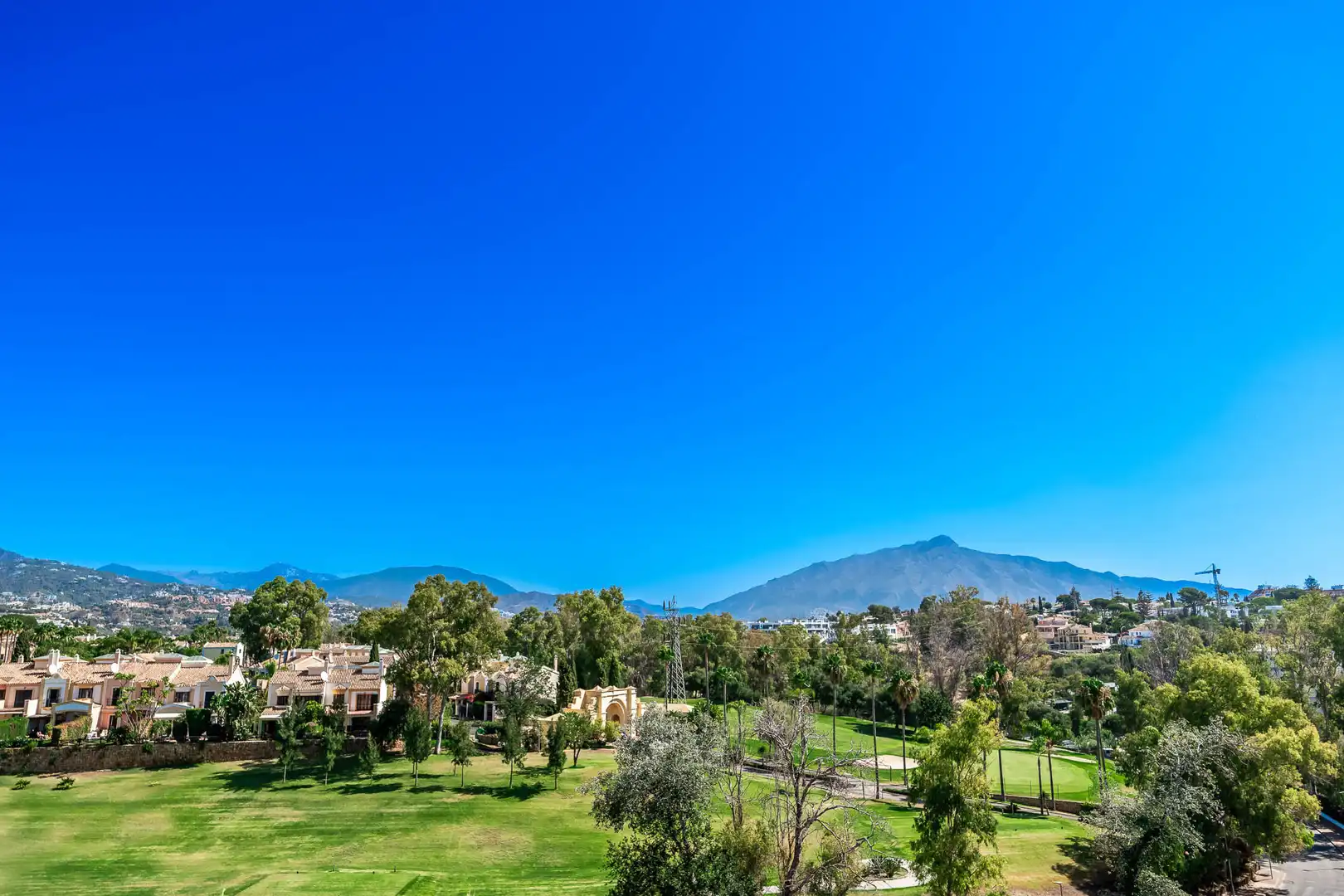 Vista exterior de Ático en venta en Marbella con Aire acondicionado, Calefacción y Terraza