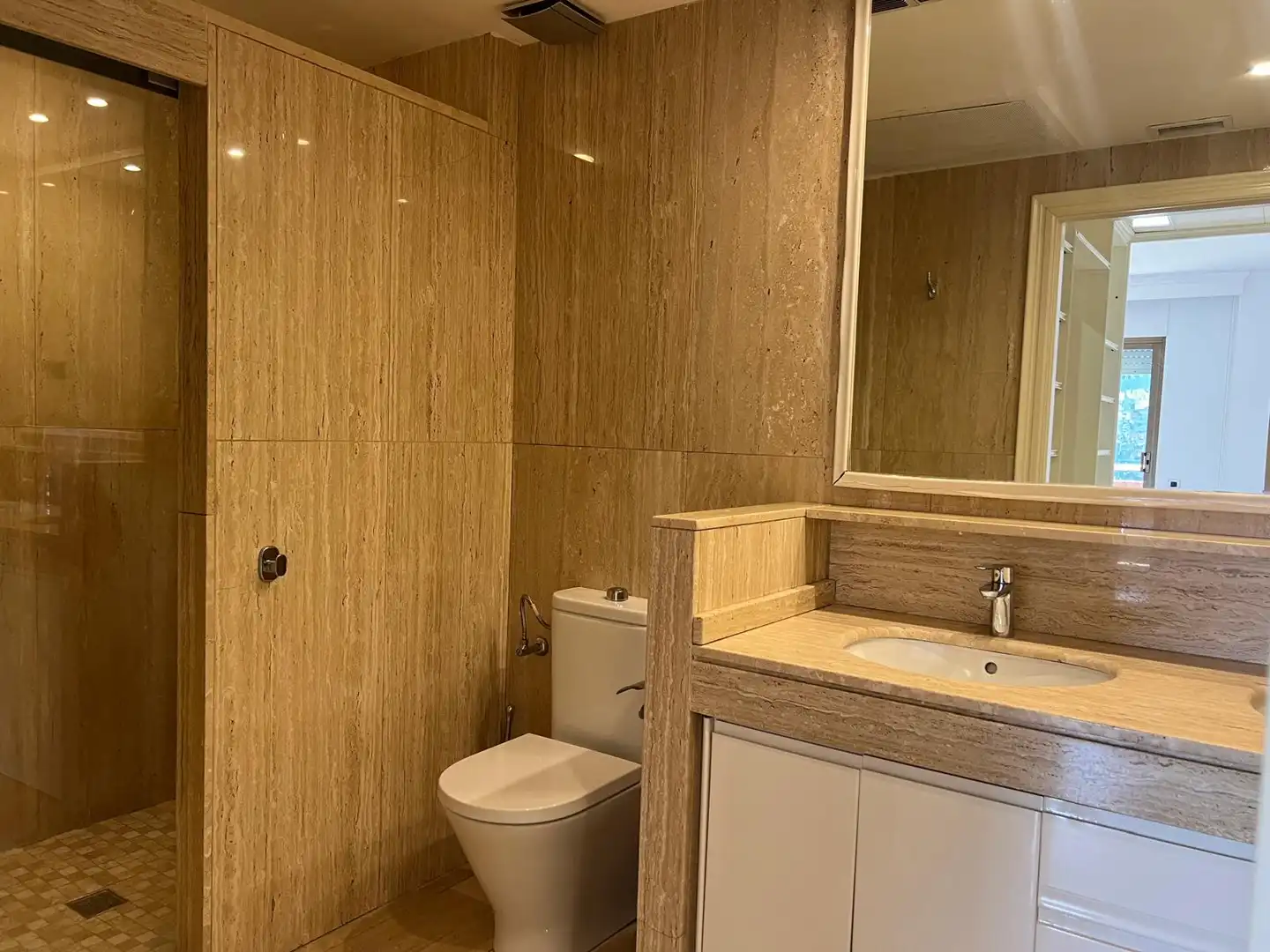 Bathroom of Flat for rent in Barcelona  with Air Conditioner, Heating and Private garden