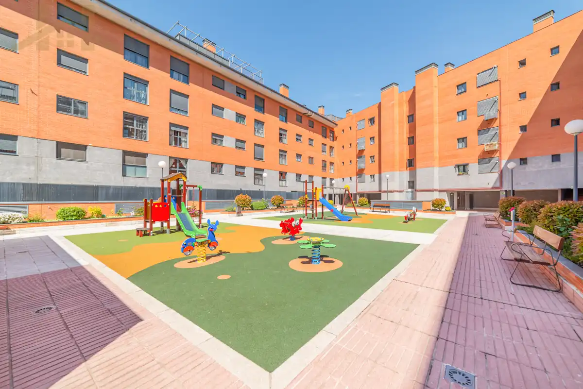 Außenansicht von Wohnung zum Verkauf in Pinto mit Klimaanlage, Heizung und Abstellraum