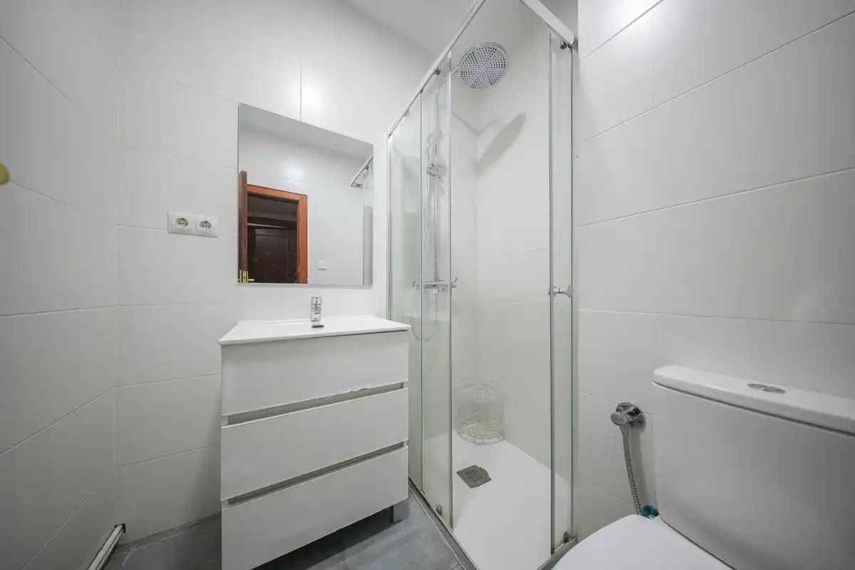 Baño de Piso en venta en Madrid con Calefacción, Terraza y Amueblado