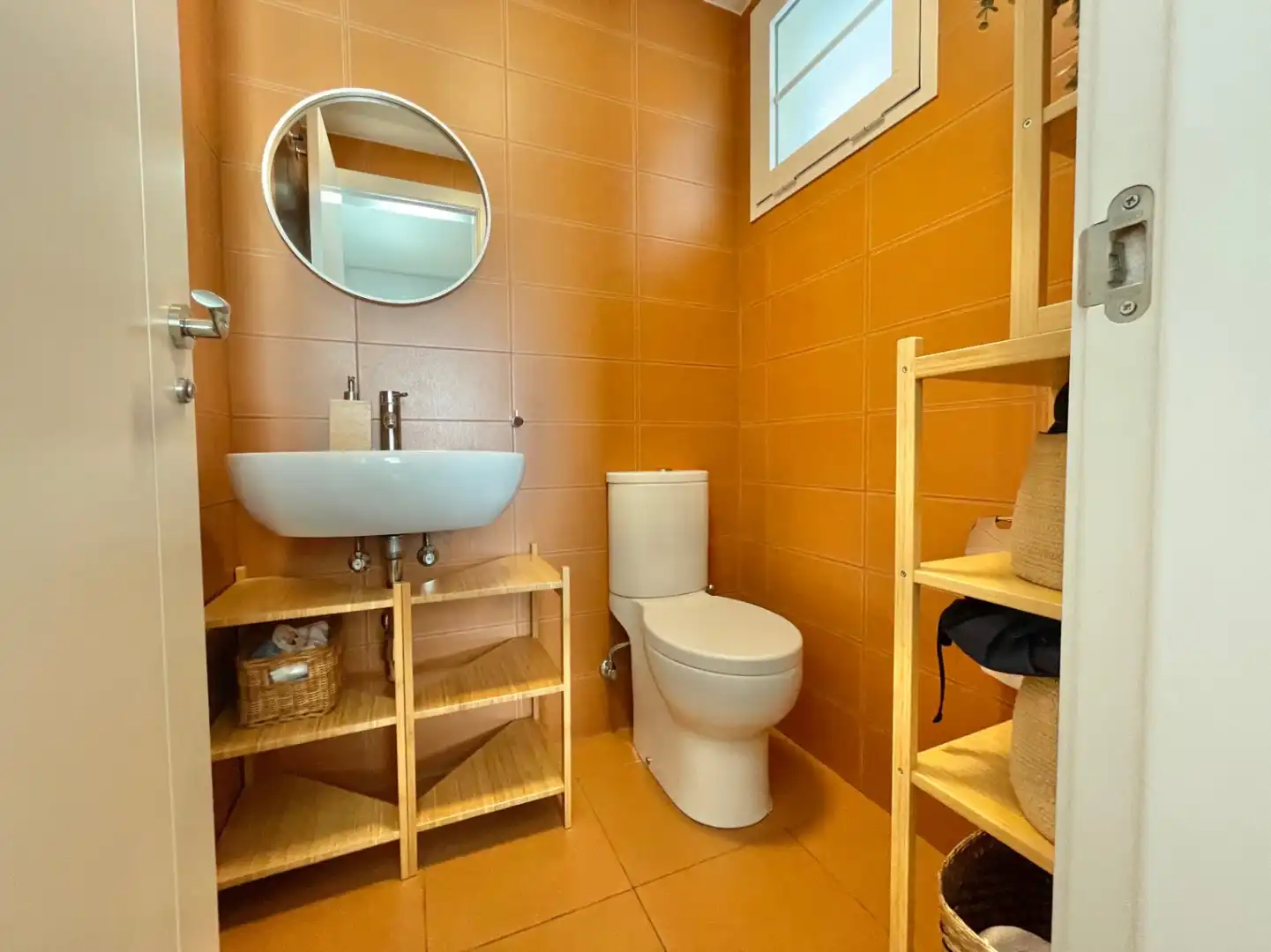 Badezimmer von Einfamilien-Reihenhaus zum Verkauf in Málaga mit Klimaanlage, Heizung und Privatgarten