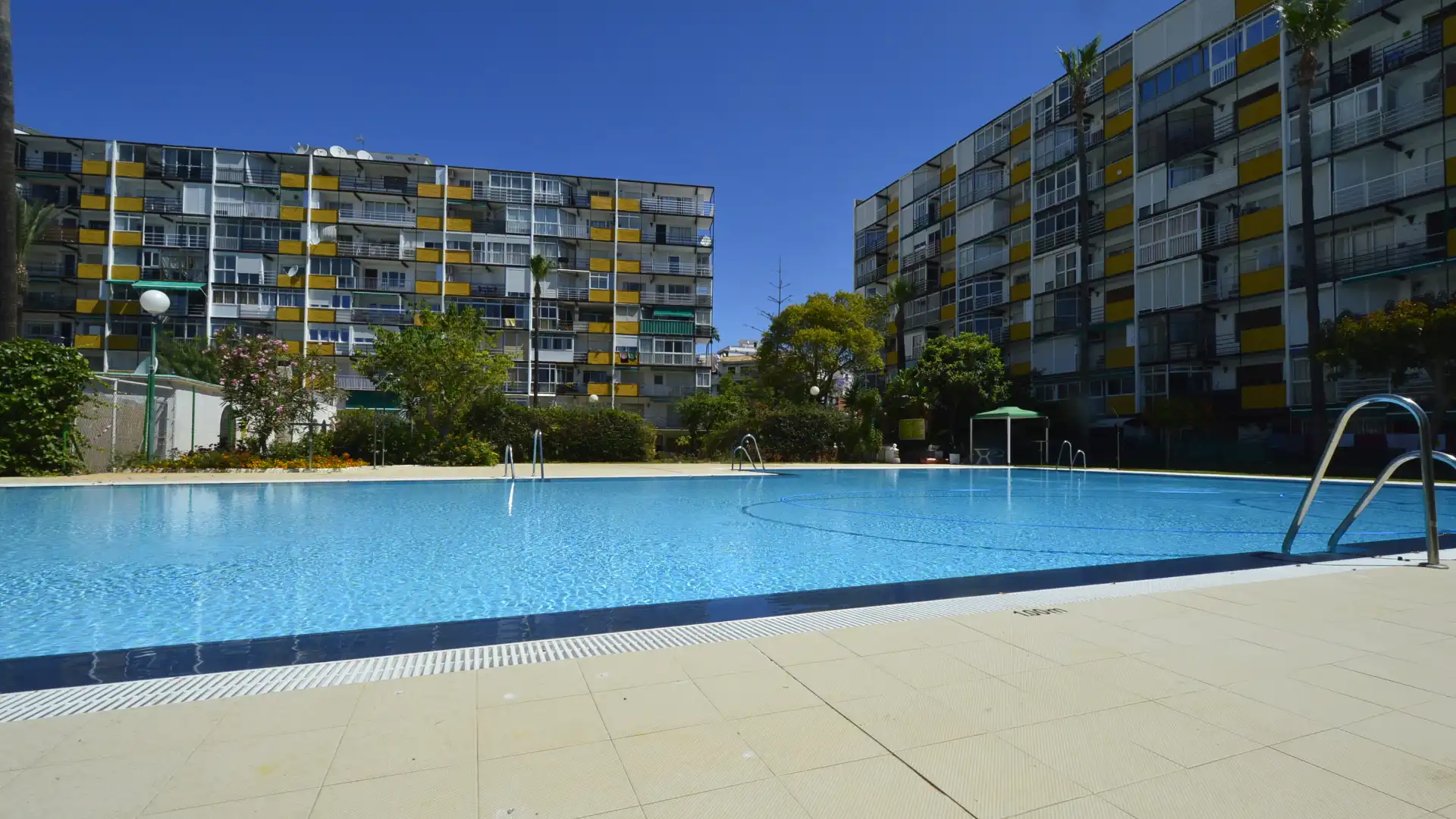 Piscina de Piso en venta en Benalmádena con Terraza y Piscina comunitaria