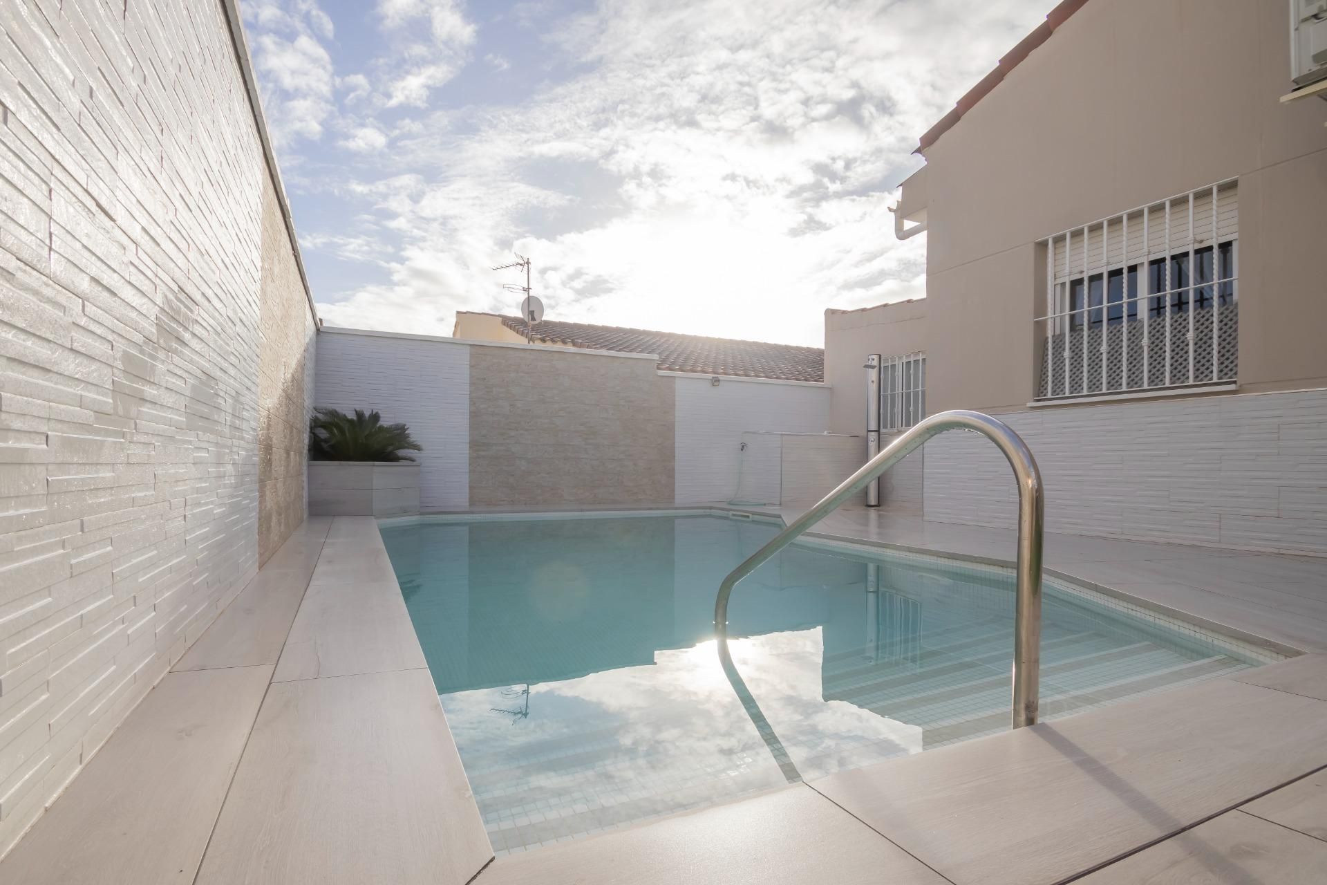 Piscina de Casa adosada en venda en Bollullos de la Mitación amb Jardí privat, Piscina i Alarma