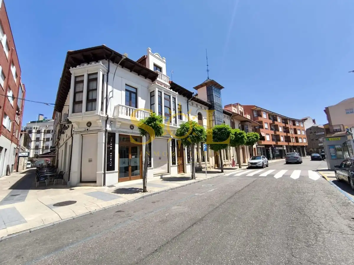 Vista exterior de Casa o chalet en venta en La Bañeza  con Calefacción, Parquet y Trastero
