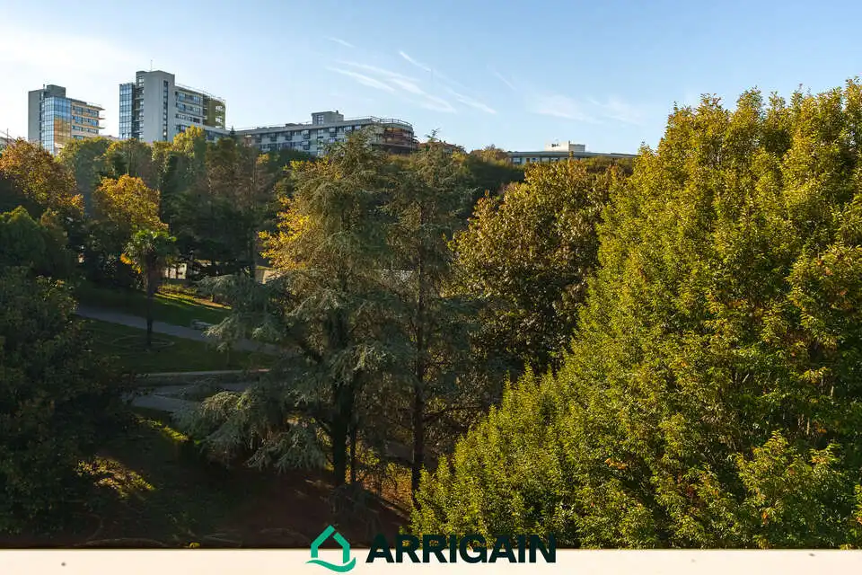 Jardí de Pis en venda en Donostia - San Sebastián  amb Calefacció, Jardí privat i Traster