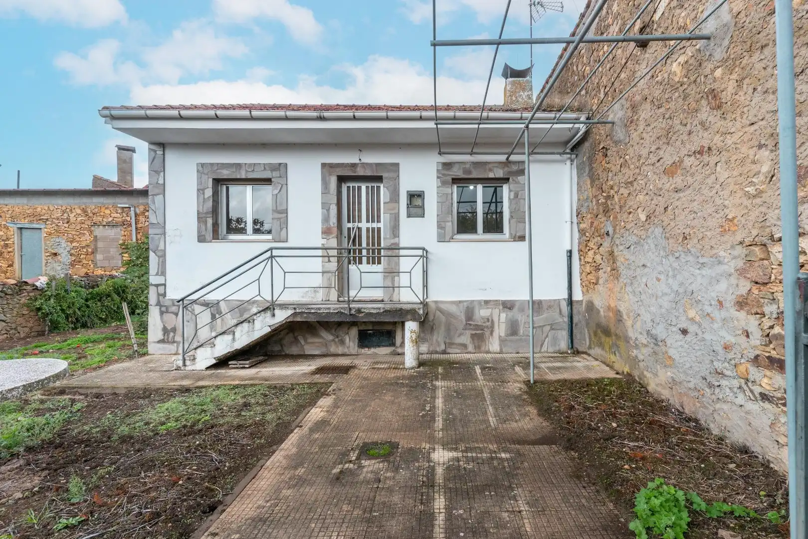 Exterior view of Houses for sale in Castrocontrigo  with Private garden, Terrace and Furnished