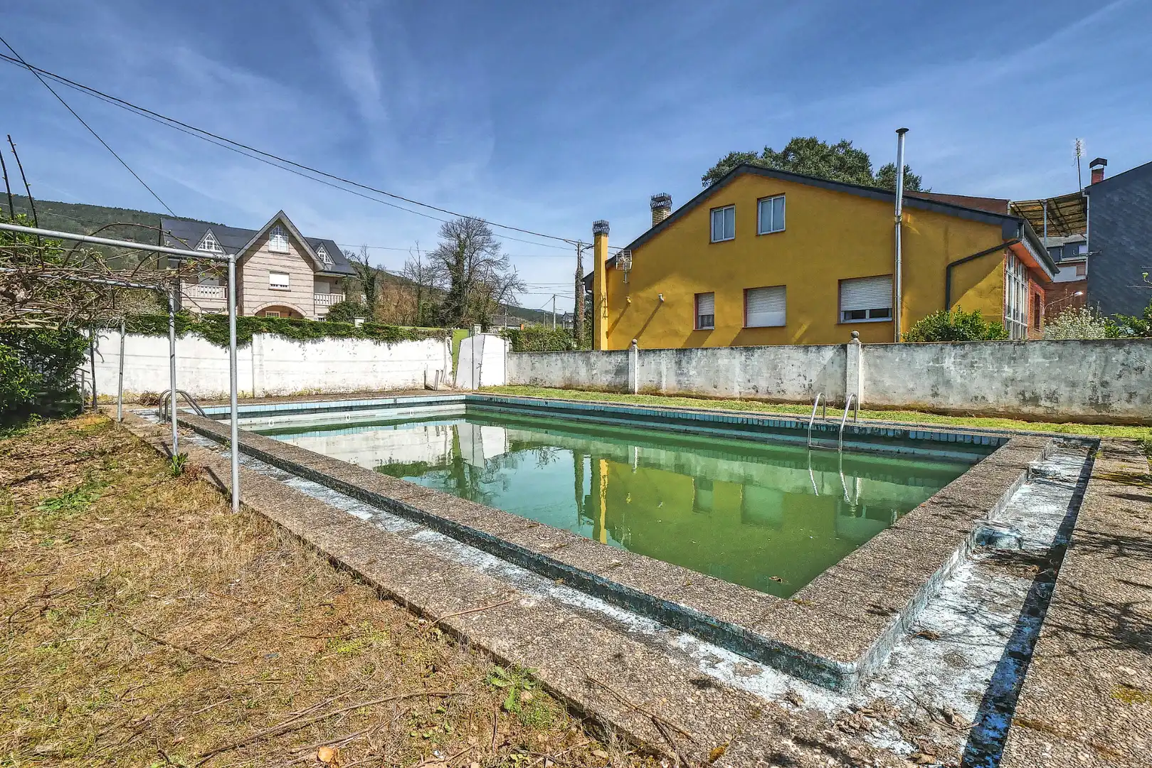 Piscina de Edifici en venda en Quiroga amb Piscina comunitària