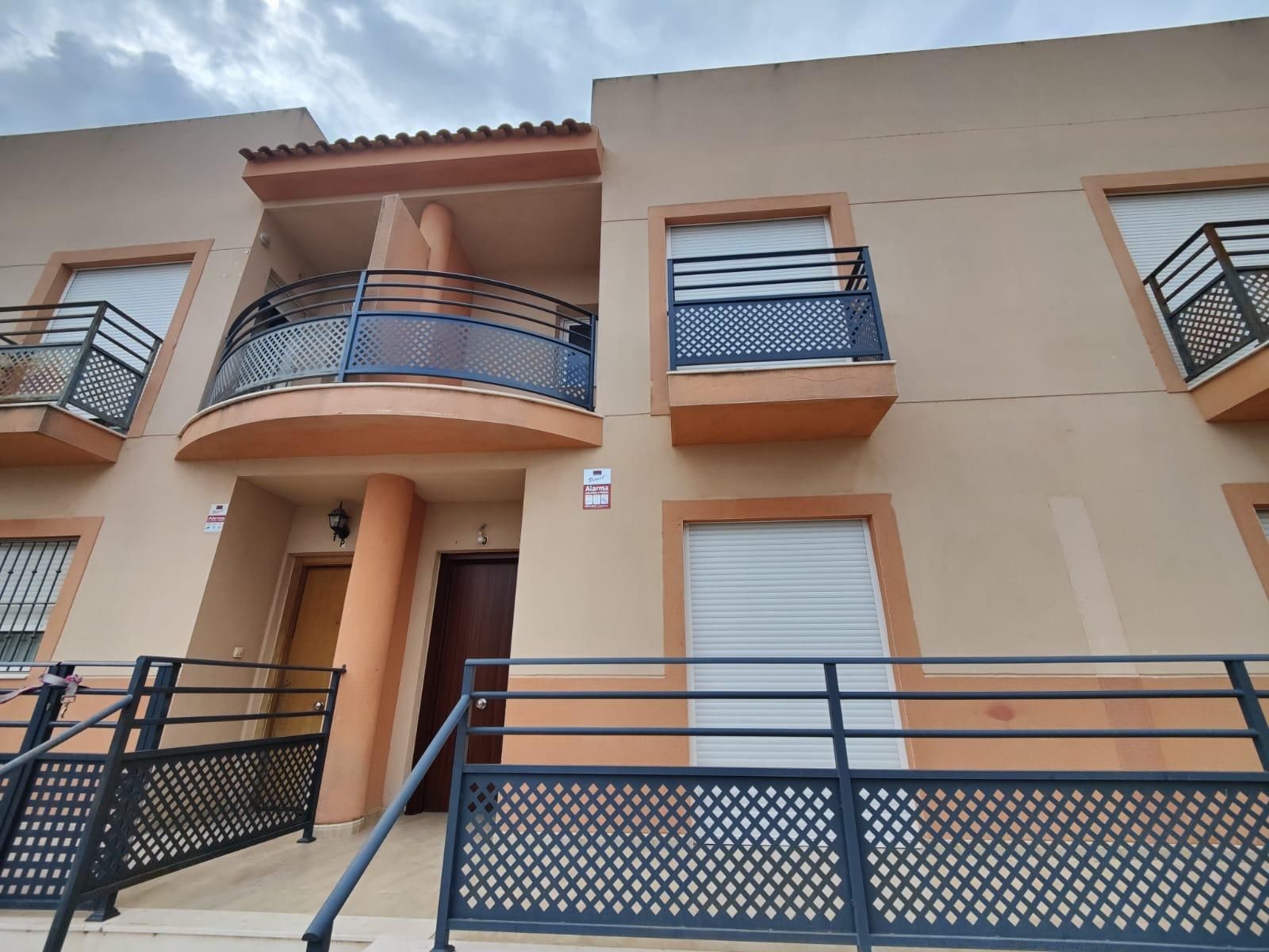 Vista exterior de Casa adosada en venda en Orihuela amb Terrassa, Traster i Balcó