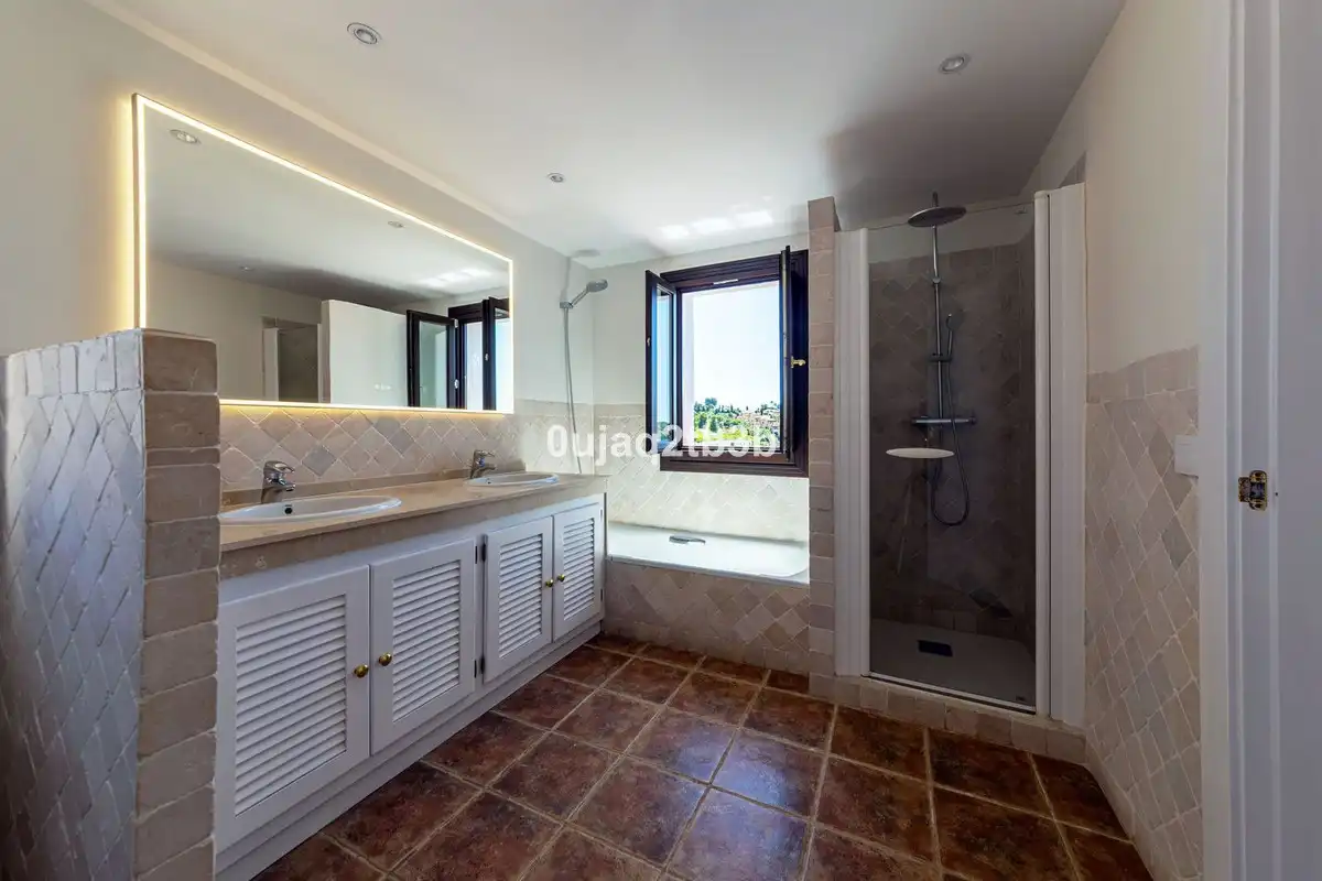 Baño de Casa adosada de alquiler en Estepona con Aire acondicionado, Jardín privado y Terraza