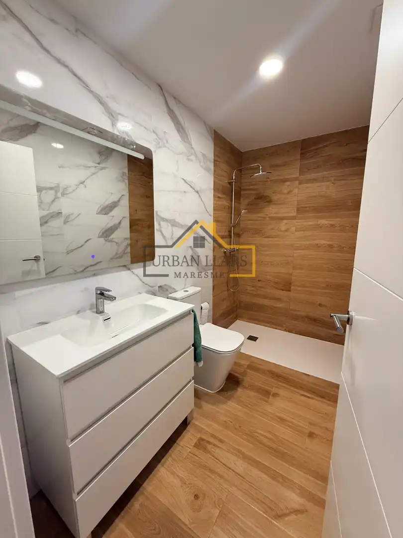 Badezimmer von Haus oder Chalet zum Verkauf in Mataró mit Heizung, Parkett und Terrasse