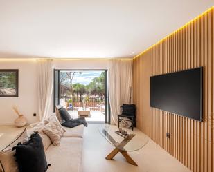 Sala d'estar de Apartament de lloguer en Marbella amb Aire condicionat, Terrassa i Piscina