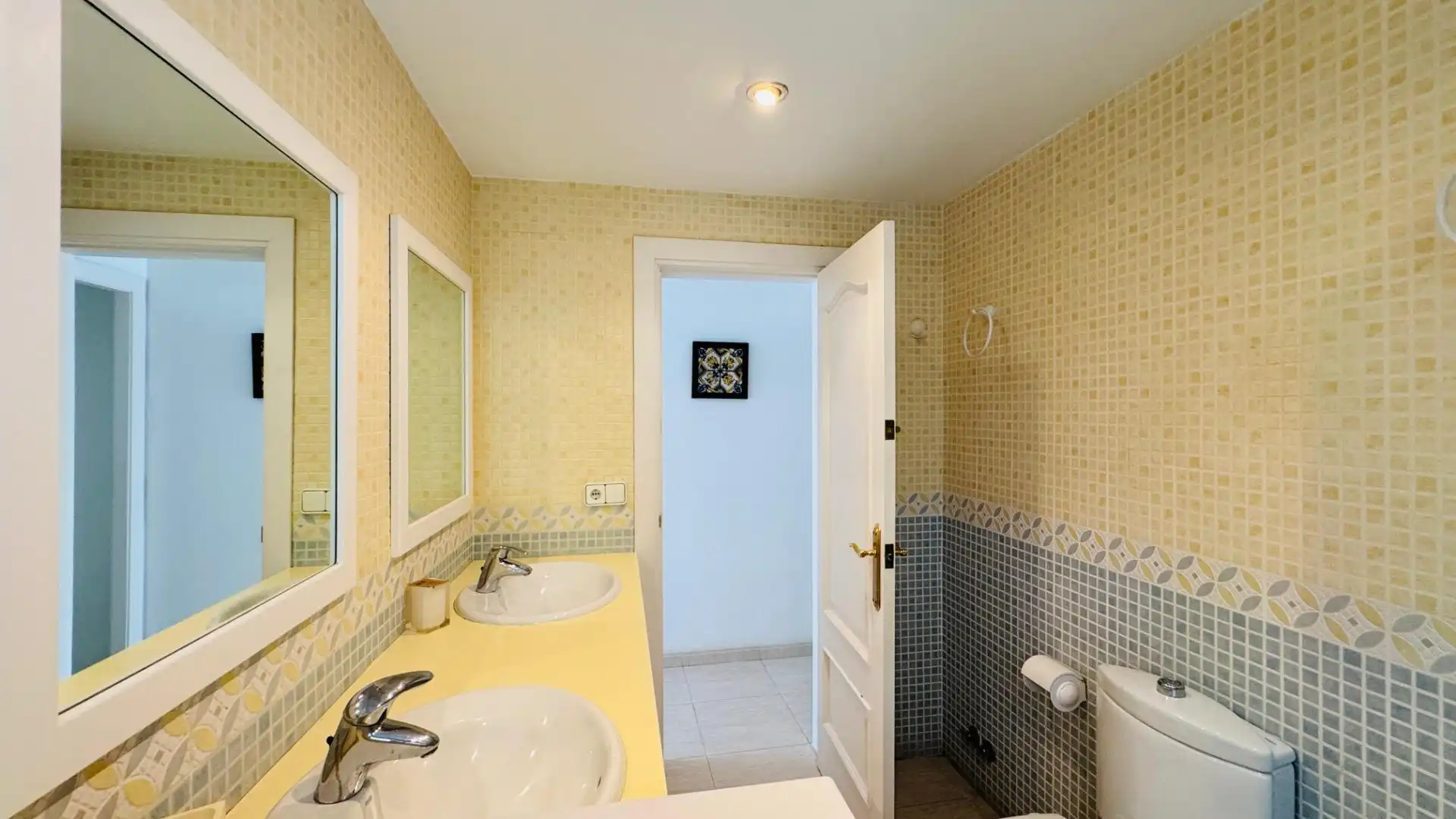 Badezimmer von Erdgeschoss zur Miete in Vilanova i la Geltrú mit Klimaanlage, Heizung und Terrasse