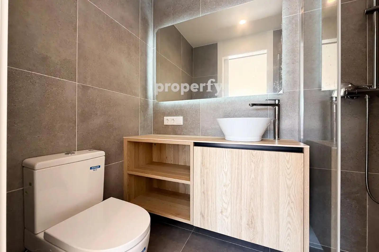 Badezimmer von Maisonette zum Verkauf in Badalona mit Klimaanlage, Heizung und Parkett