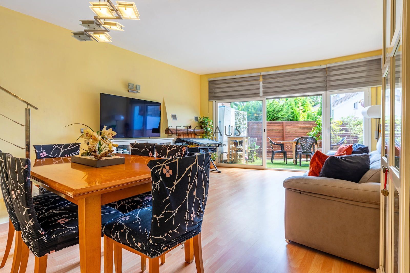 Living room of Single-family semi-detached for sale in Alella  with Air Conditioner, Heating and Parquet flooring