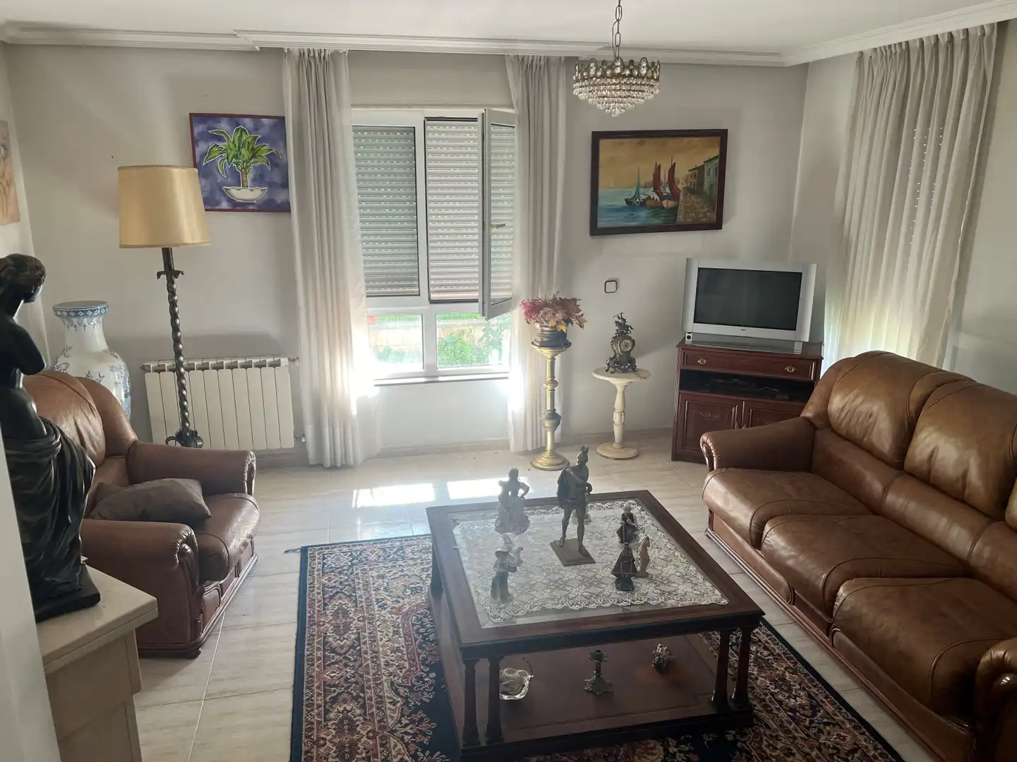 Sala d'estar de Casa o xalet en venda en Oviedo  amb Calefacció, Parquet i Terrassa