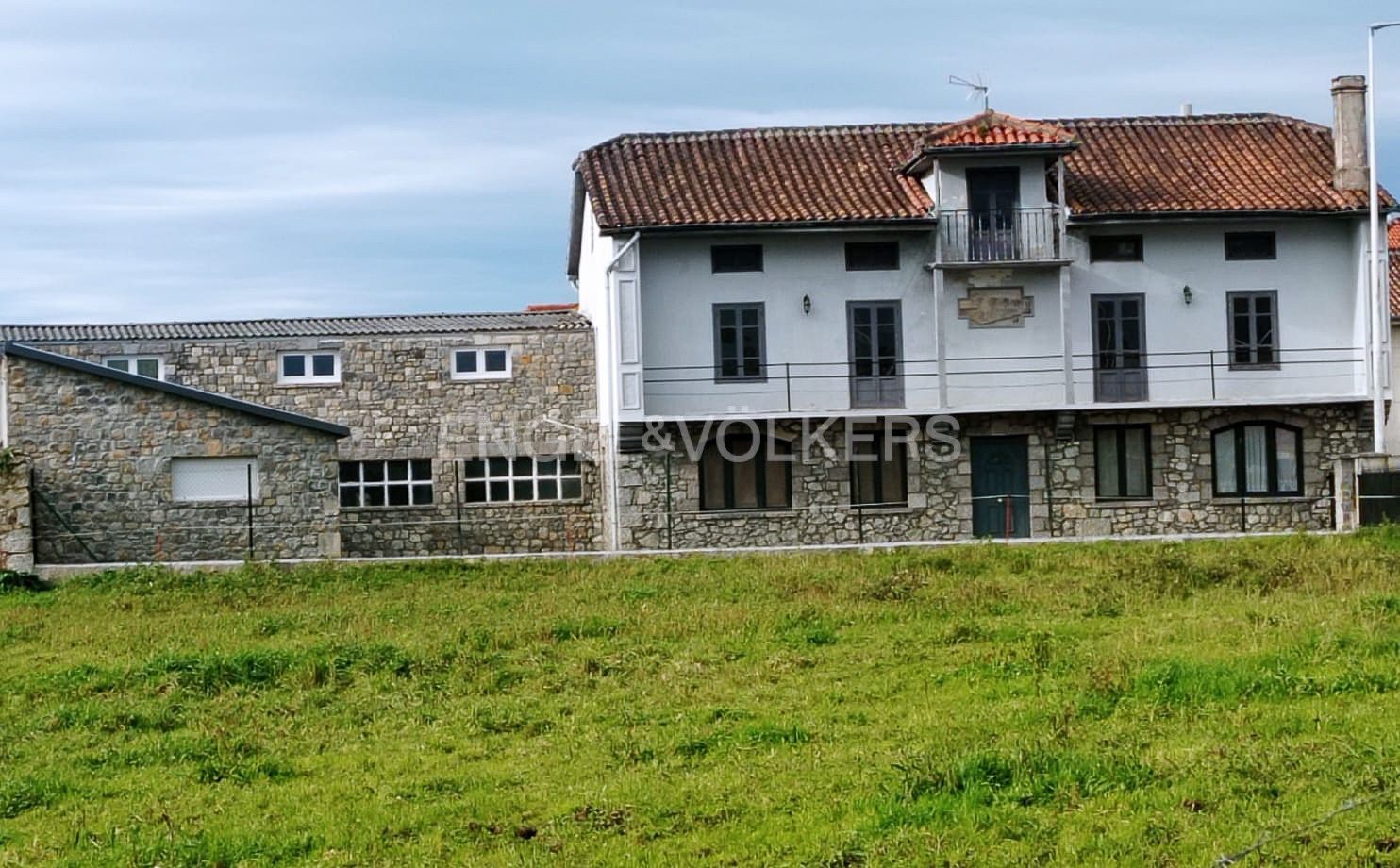 Exterior view of House or chalet for sale in Santa Cruz de Bezana  with Air Conditioner, Heating and Private garden