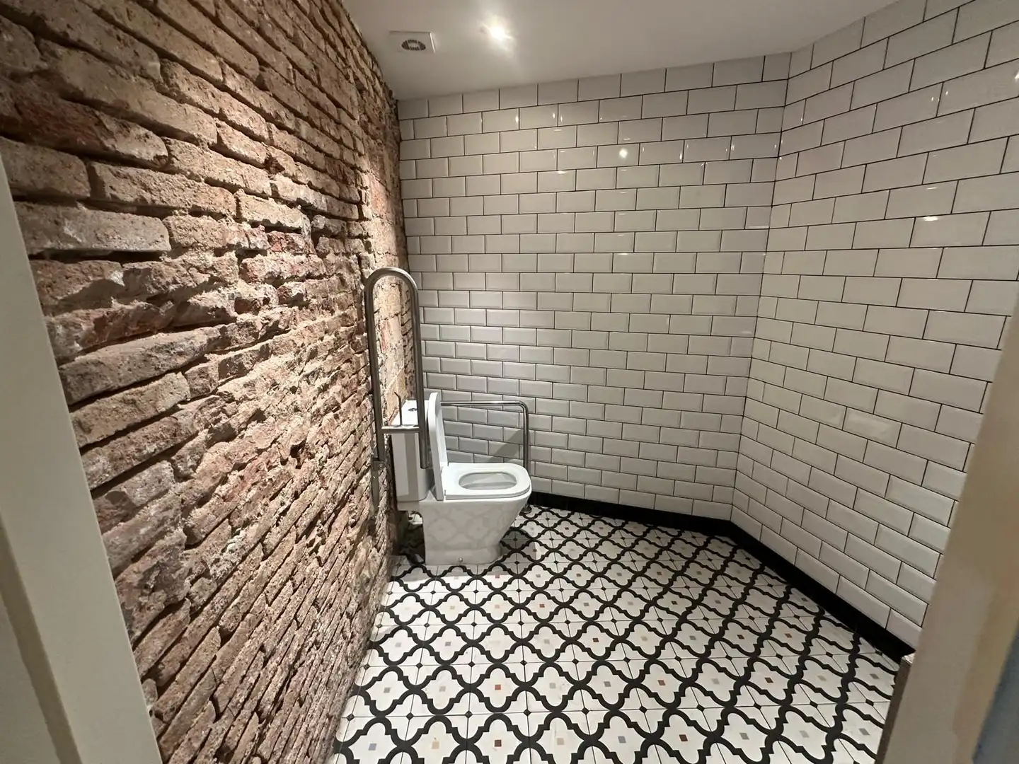 Baño de Local de alquiler en Barcelona con Aire acondicionado