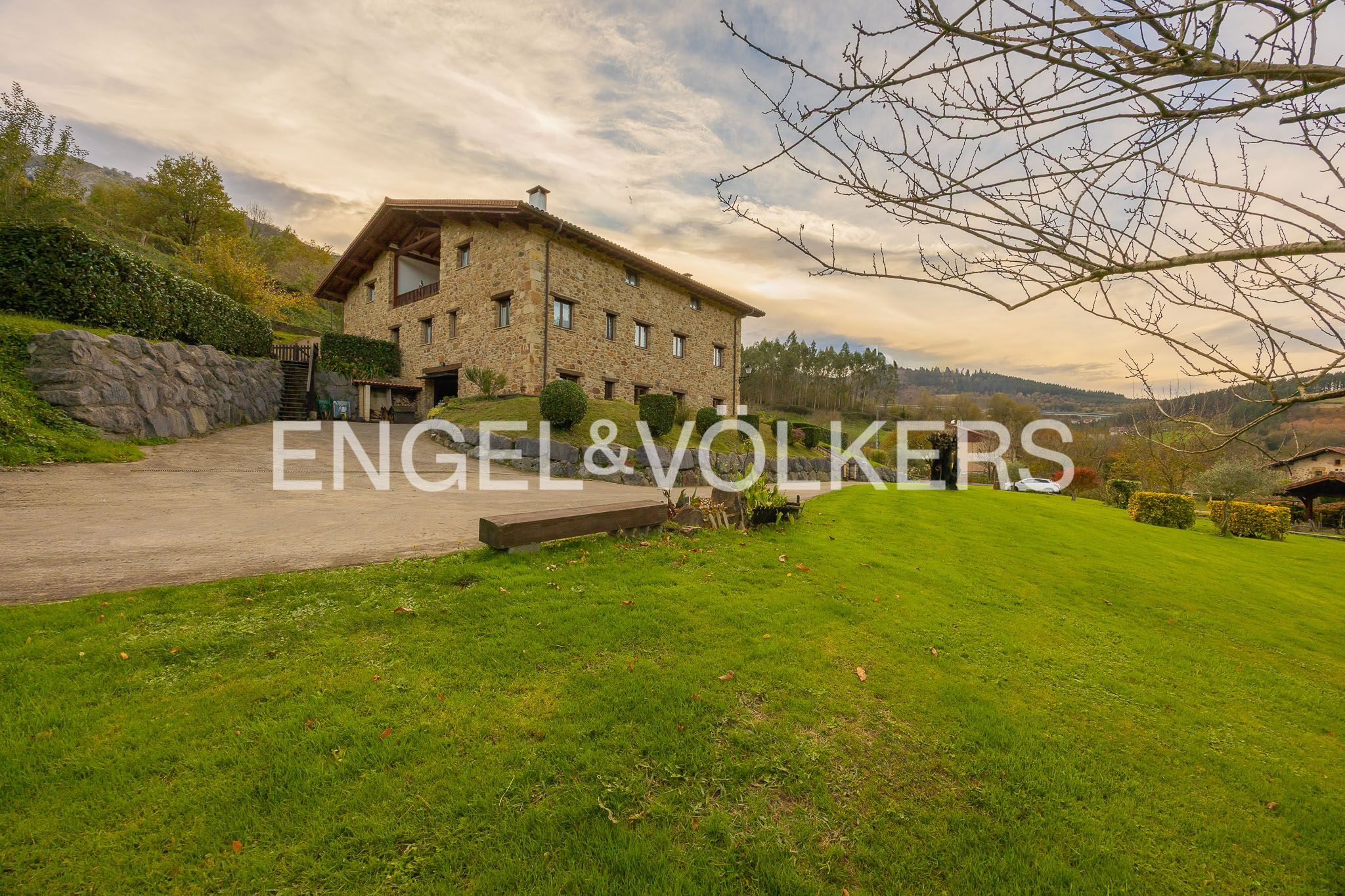 Vista exterior de Casa o xalet en venda en Elorrio amb Calefacció, Jardí privat i Terrassa