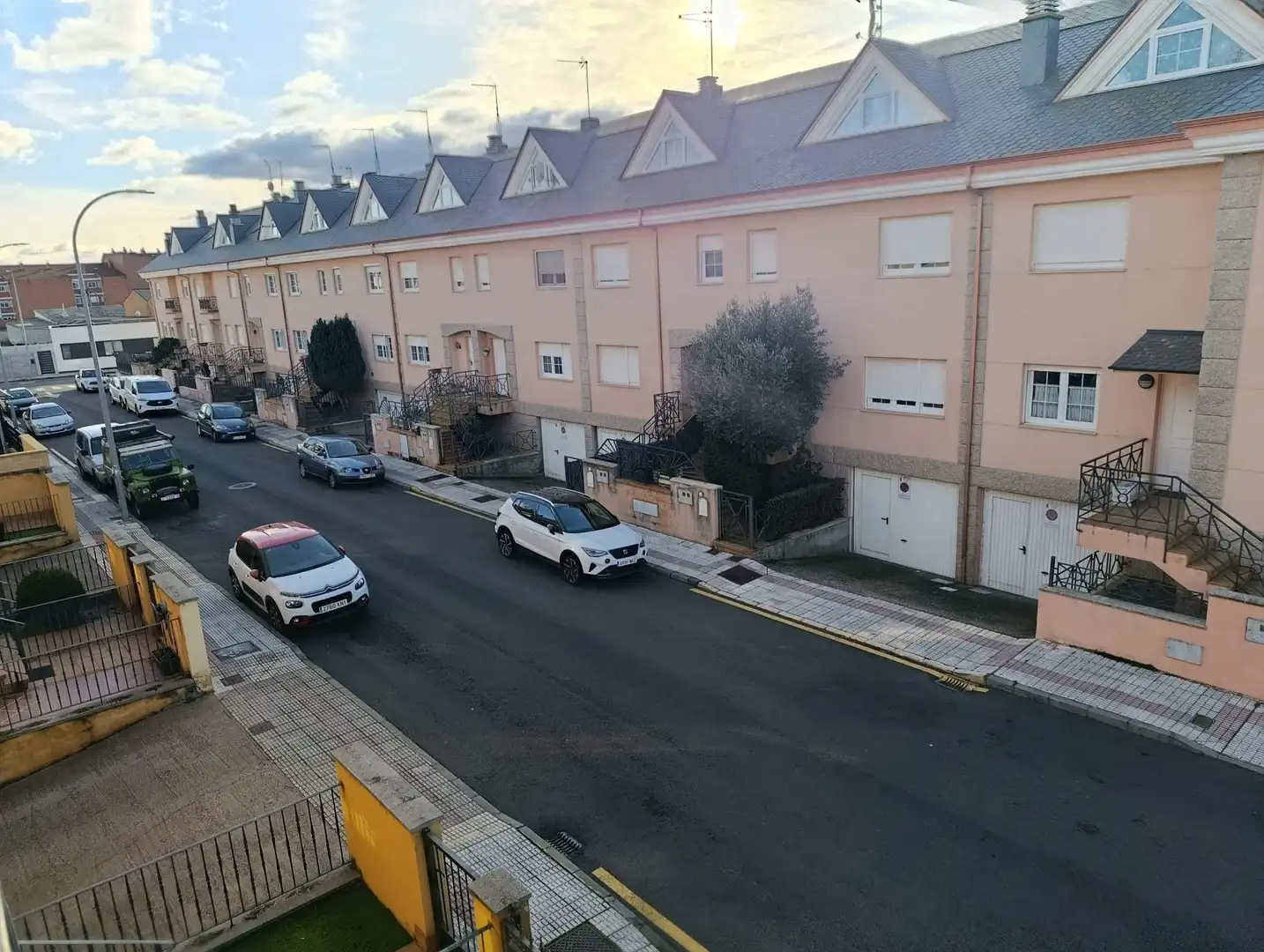 Vista exterior de Casa adosada en venta en Valverde de la Virgen con Jardín privado, Terraza y Balcón