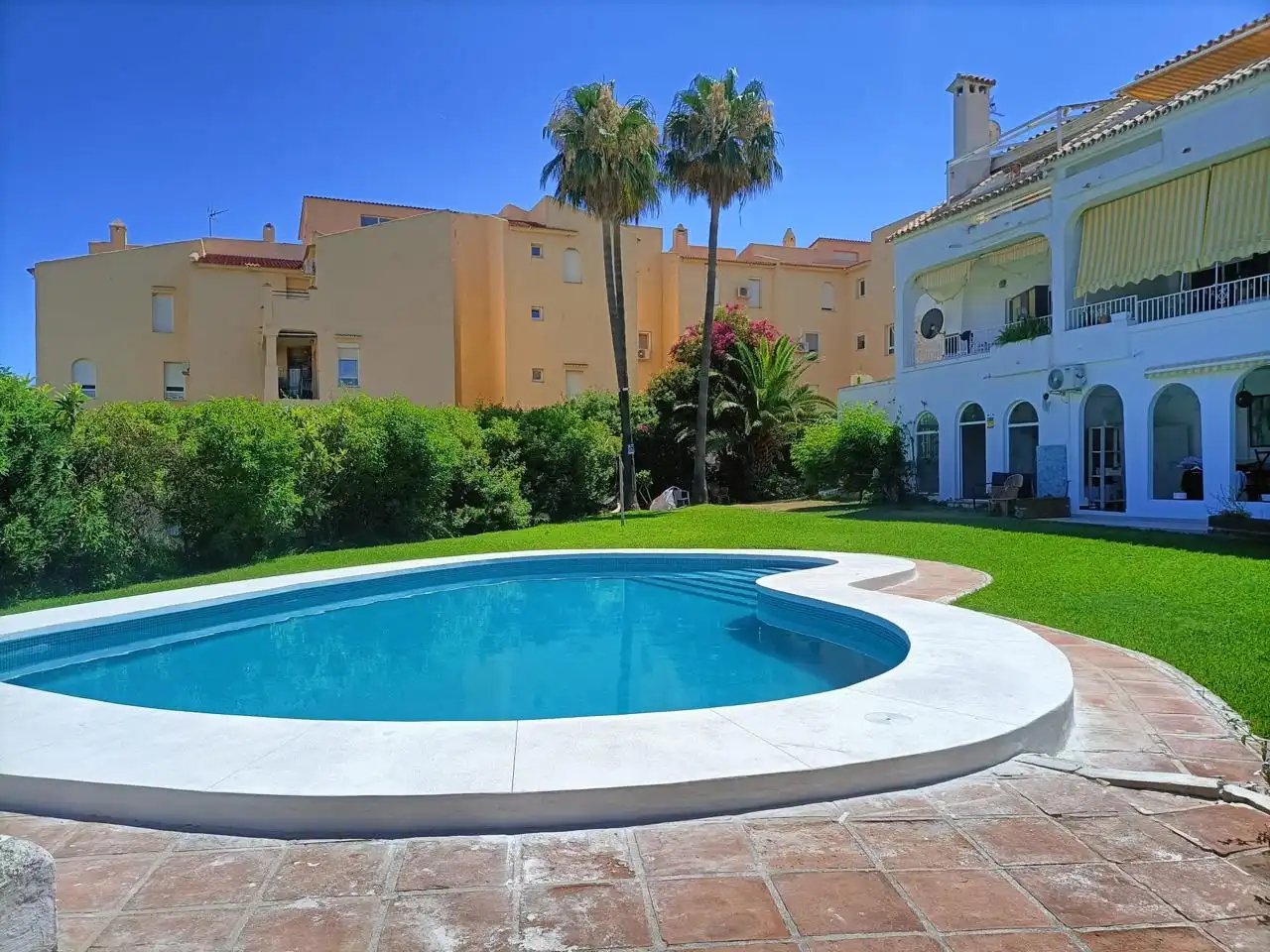Piscina de Casa adosada en venda en Benalmádena amb Aire condicionat, Jardí privat i Piscina comunitària