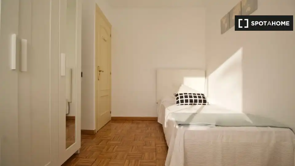 Habitación de Piso de alquiler en Madrid con Aire acondicionado, Calefacción y Amueblado
