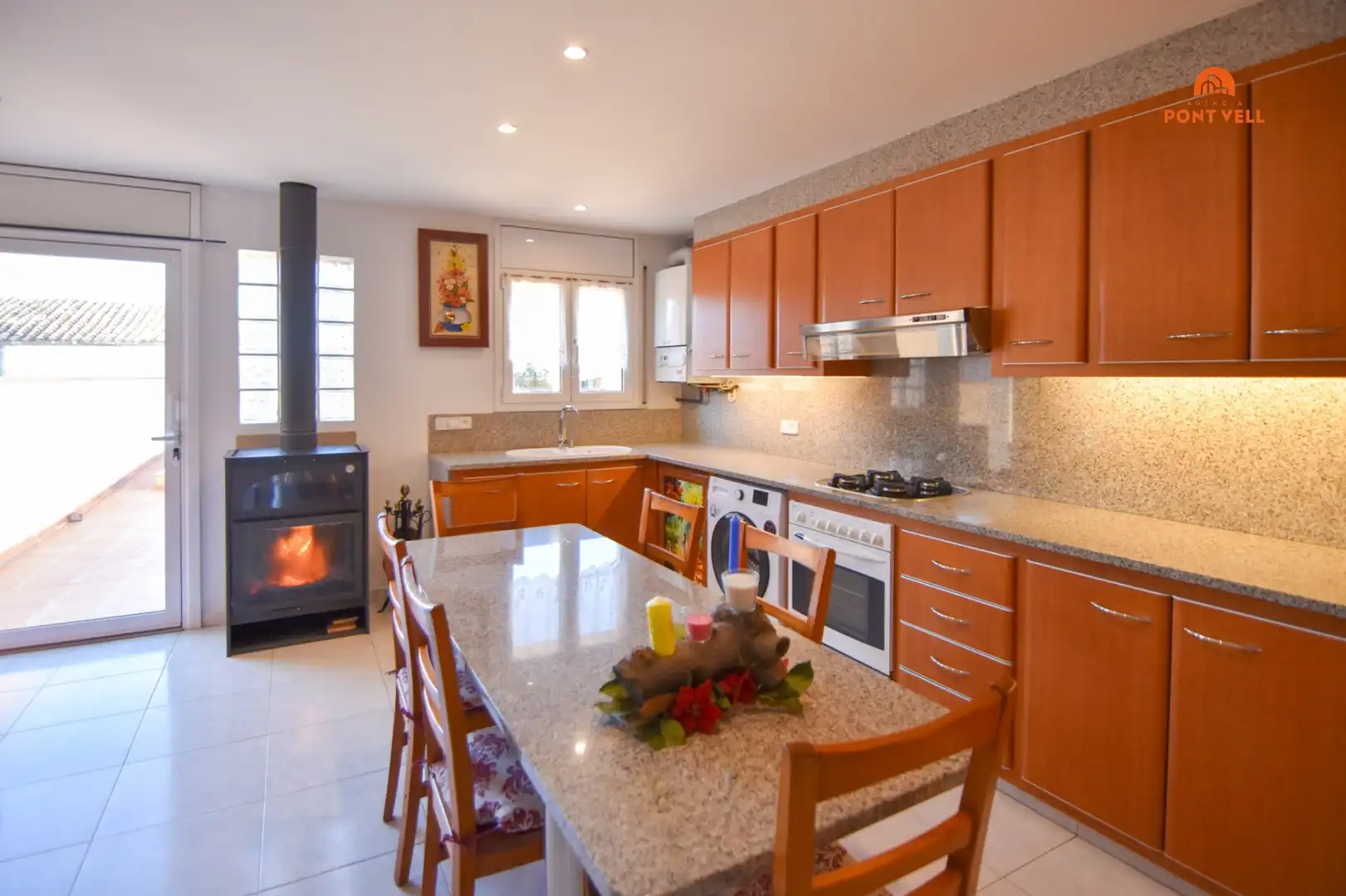 Casa aparellada amb terrassa en venda a La Bisbal d'Empordà