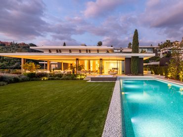 House with pool for sale in Marbella Centro