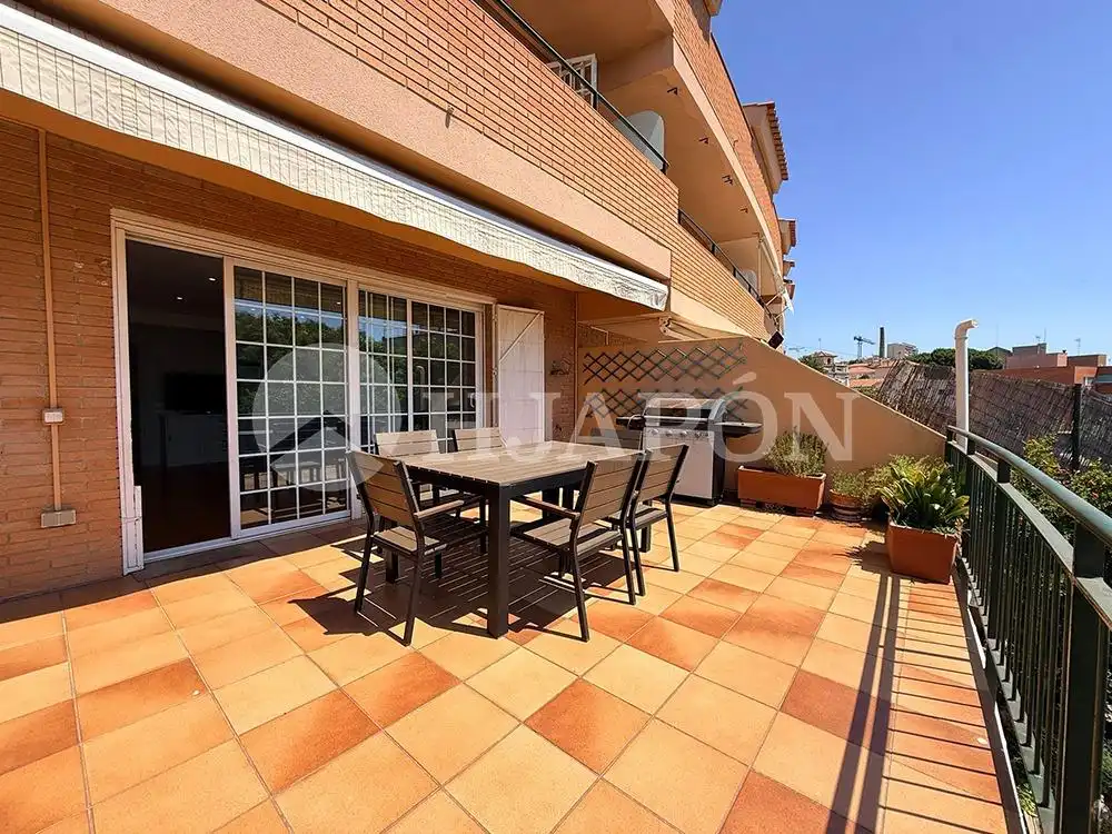 Terraza de Casa adosada en venta en El Masnou con Calefacción, Jardín privado y Terraza