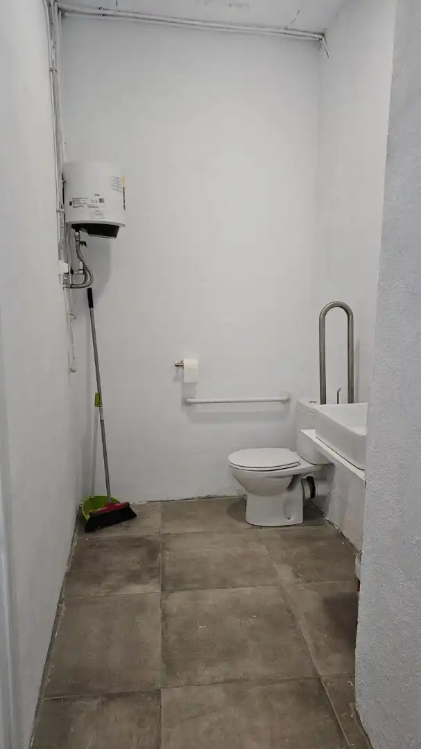 Baño de Local de alquiler en Vilanova del Vallès con Aire acondicionado y Calefacción