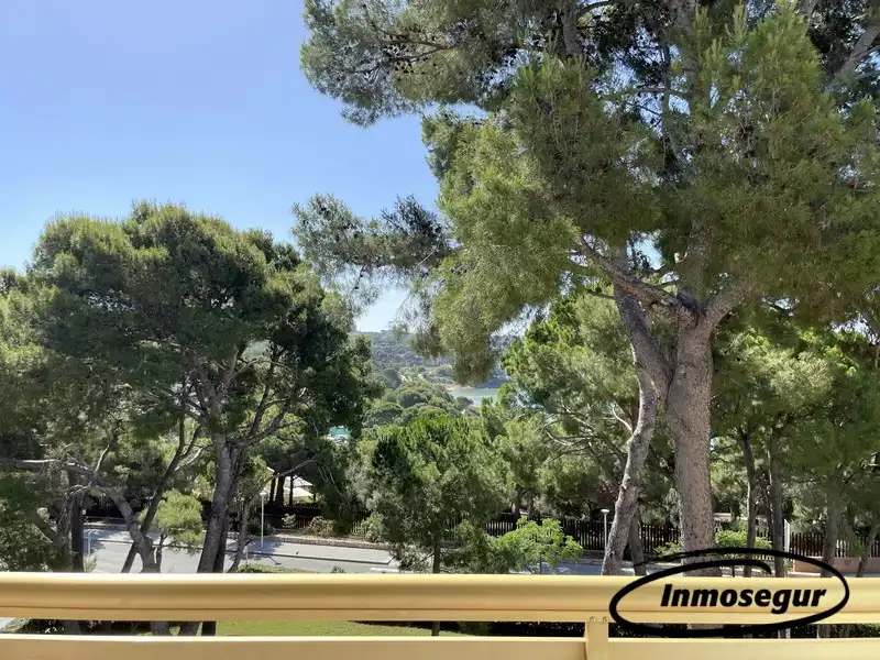 Vista exterior de Piso en venta en Salou con Terraza, Amueblado y Piscina comunitaria