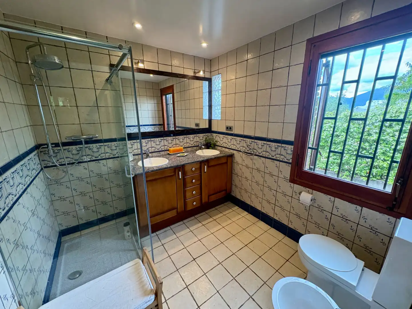 Badezimmer von Haus oder Chalet zum Verkauf in Vallgorguina mit Heizung und Privatgarten