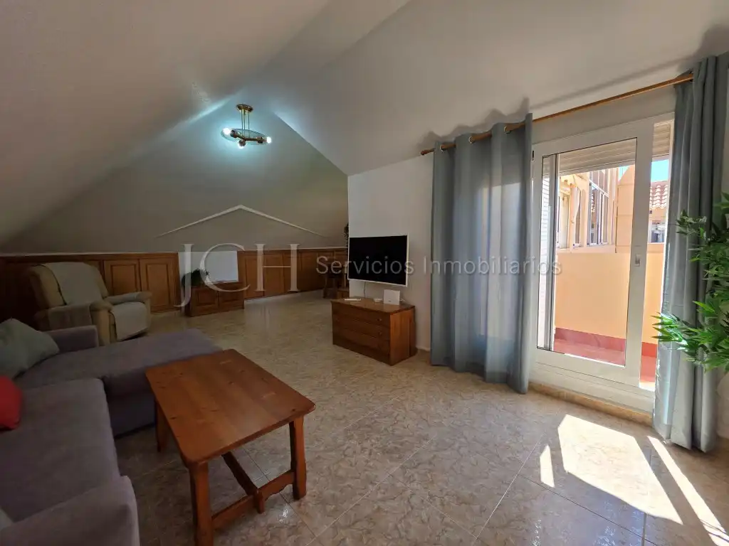 Sala d'estar de Àtic de lloguer en Fuengirola amb Aire condicionat i Moblat