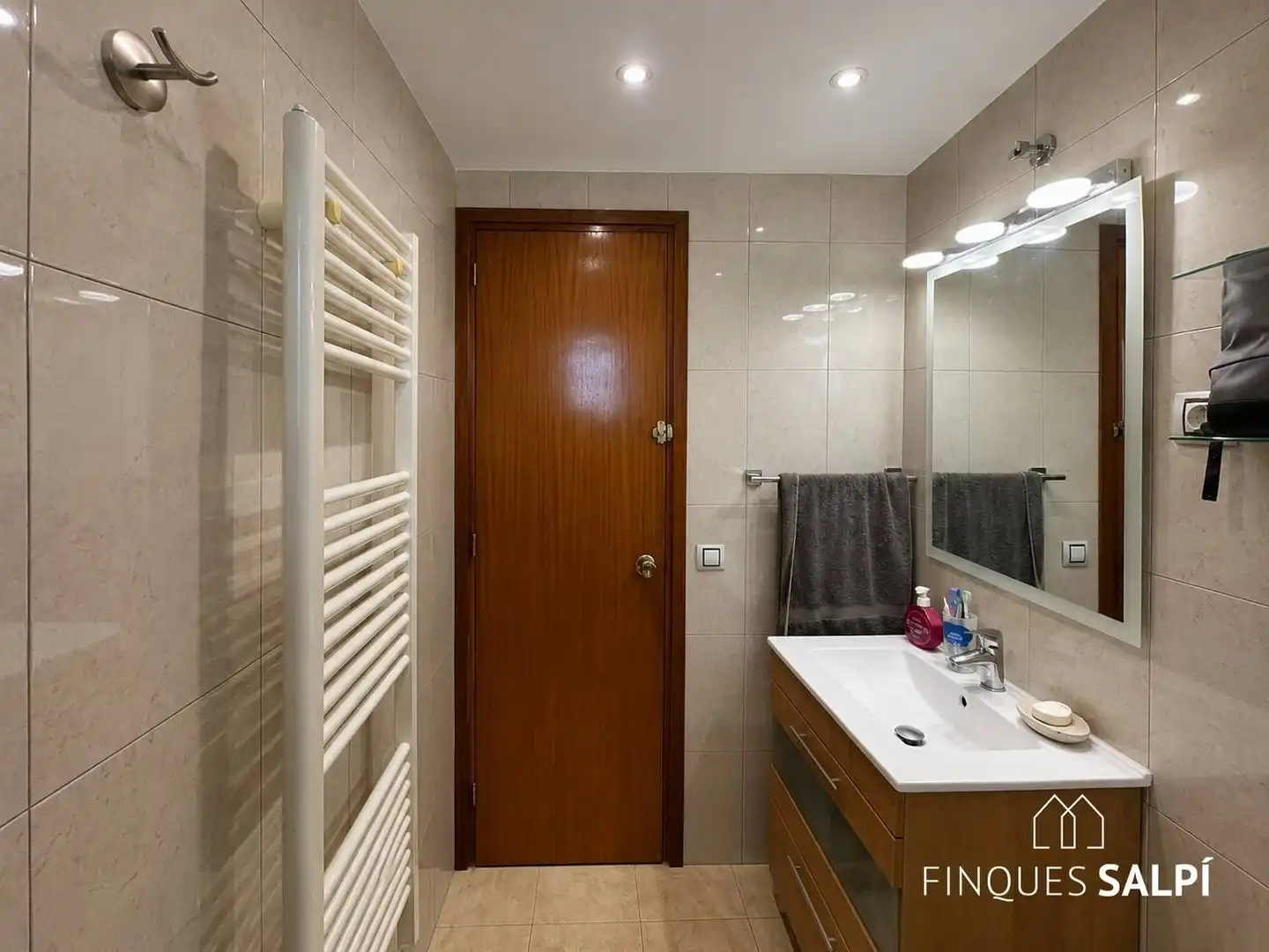 Badezimmer von Wohnungen zum Verkauf in L'Escala mit Terrasse, Abstellraum und Möbliert