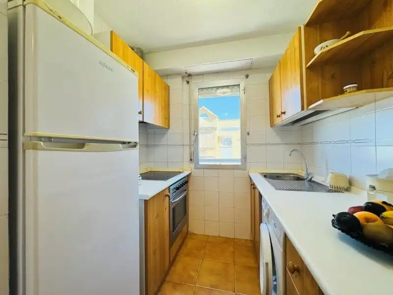 Cuina de Apartament en venda en Torrevieja amb Aire condicionat, Moblat i Piscina comunitària