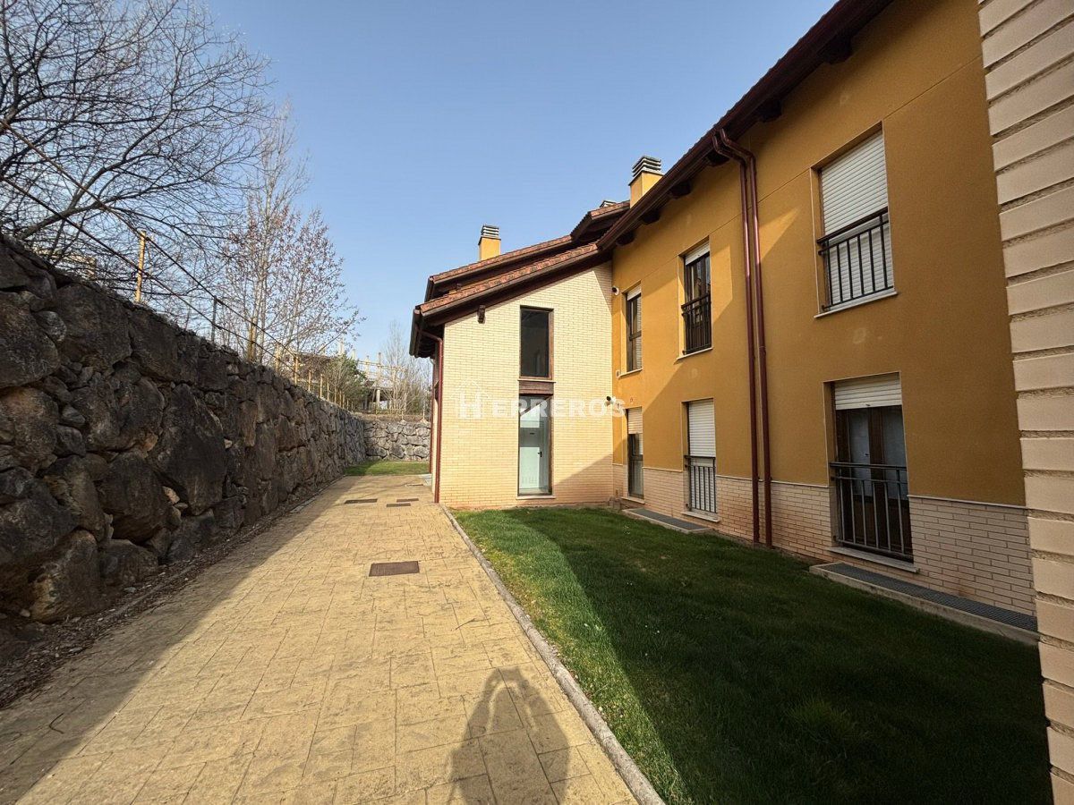 Vista exterior de Dúplex en venda en Sojuela amb Calefacció, Terrassa i Traster