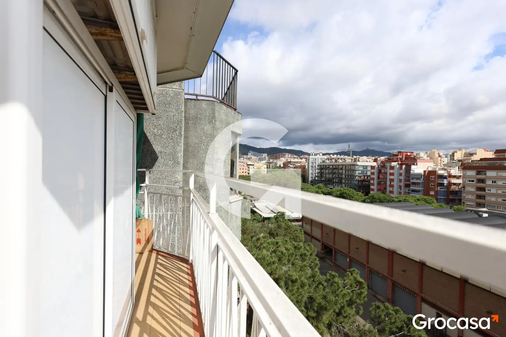 Dormitori de Àtic en venda en L'Hospitalet de Llobregat amb Aire condicionat, Terrassa i Forn