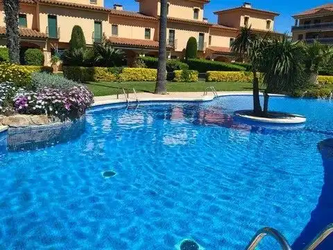 Piscina de Casa adosada en venda en Pals amb Aire condicionat, Calefacció i Jardí privat