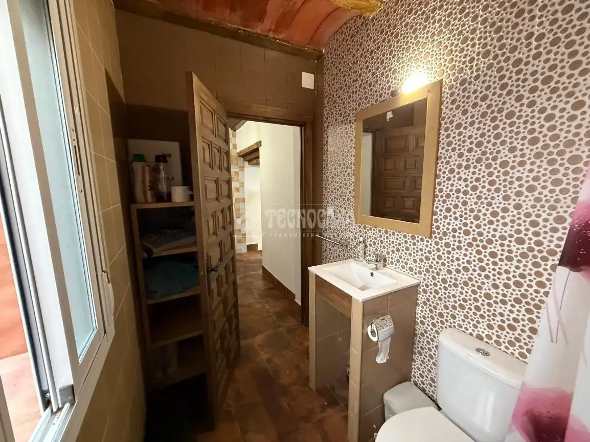 Badezimmer von Country house zum Verkauf in Baños de la Encina mit Heizung und Privatgarten