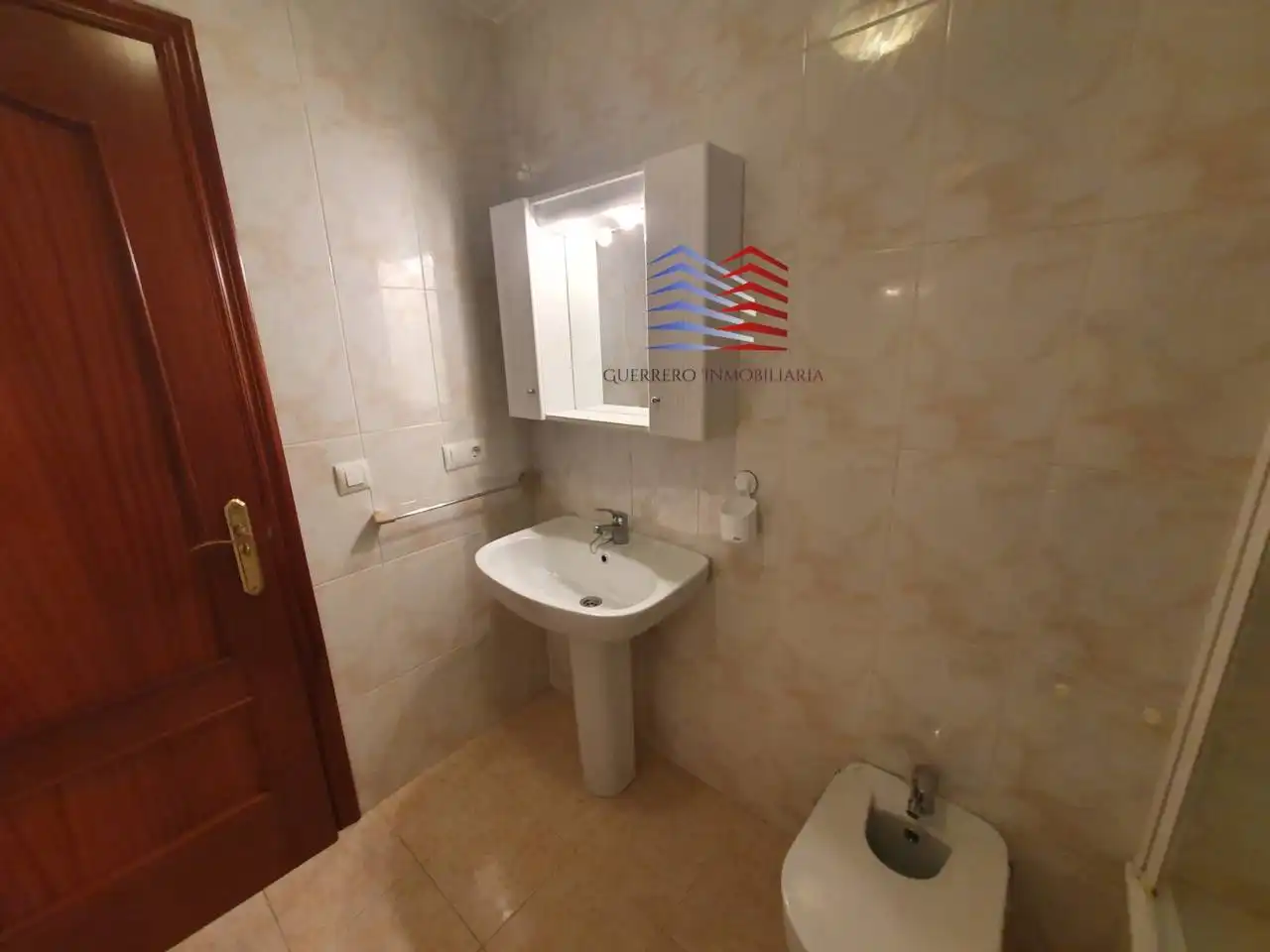 Bathroom of Flat for rent in Ourense Capital   with Heating, Parquet flooring and Storage room