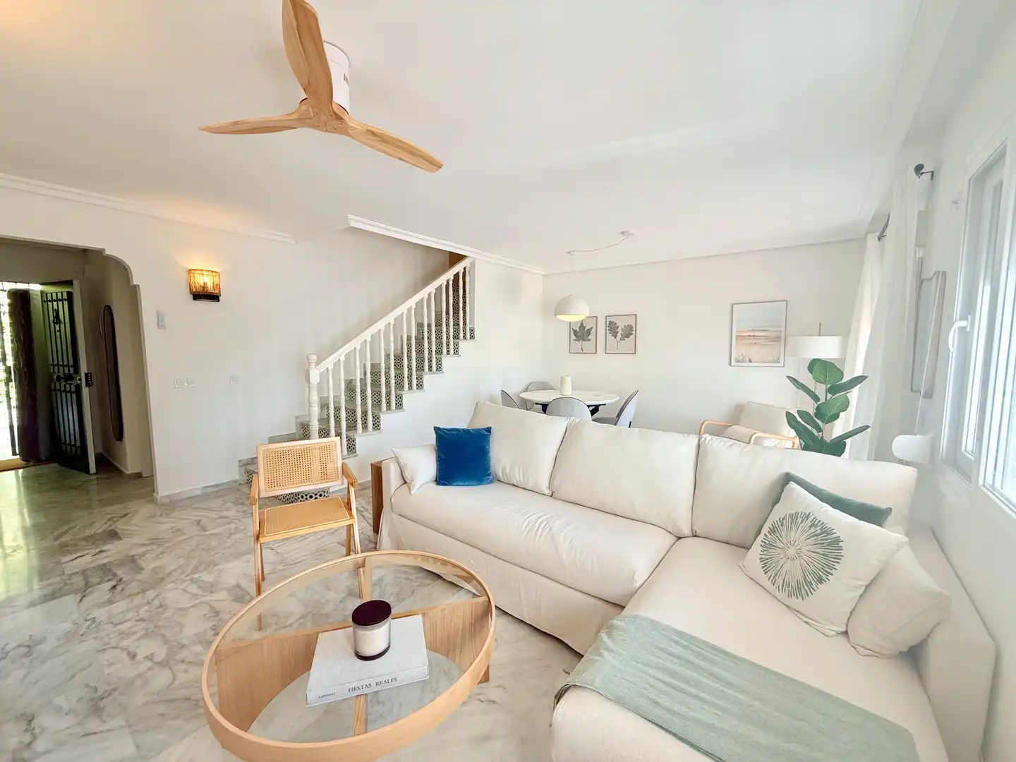 Sala d'estar de Casa adosada de lloguer en Marbella amb Aire condicionat, Terrassa i Piscina