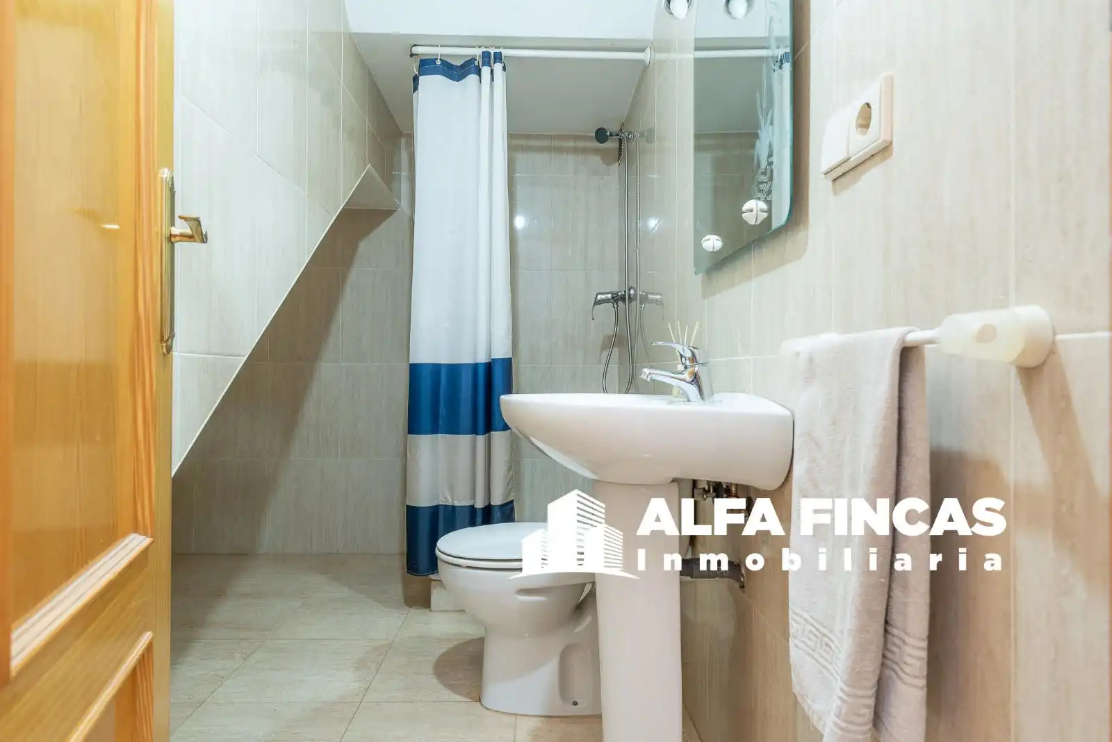 Badezimmer von Einfamilien-Reihenhaus zum Verkauf in Casasimarro mit Heizung und Privatgarten
