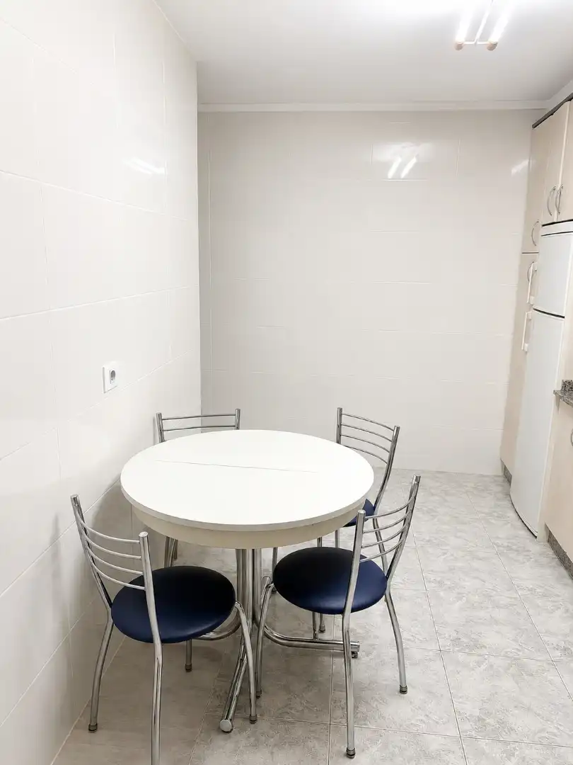 Comedor de Piso en venta en Vigo  con Calefacción, Parquet y Amueblado