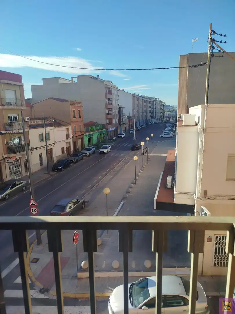 Vista exterior de Pis en venda en La Pobla de Vallbona amb Aire condicionat, Moblat i Balcó