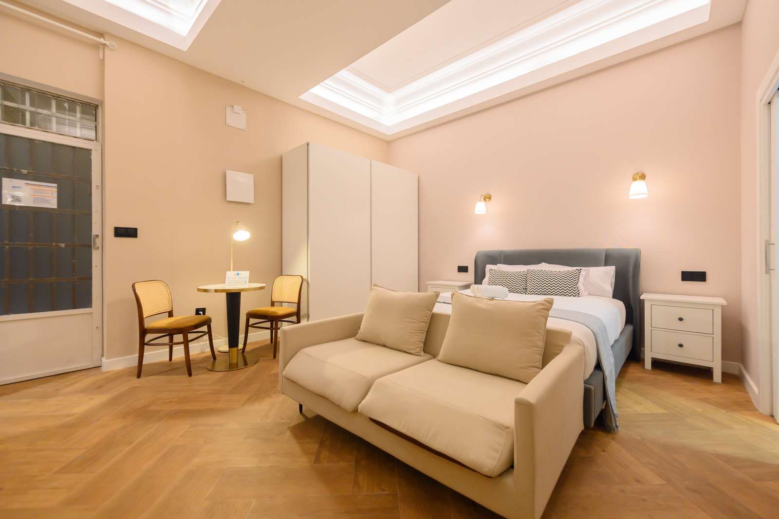 Bedroom of Study to share in  Madrid Capital  with Air Conditioner and Terrace