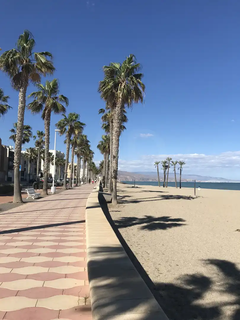Vista exterior de Pis en venda en Roquetas de Mar amb Aire condicionat i Calefacció