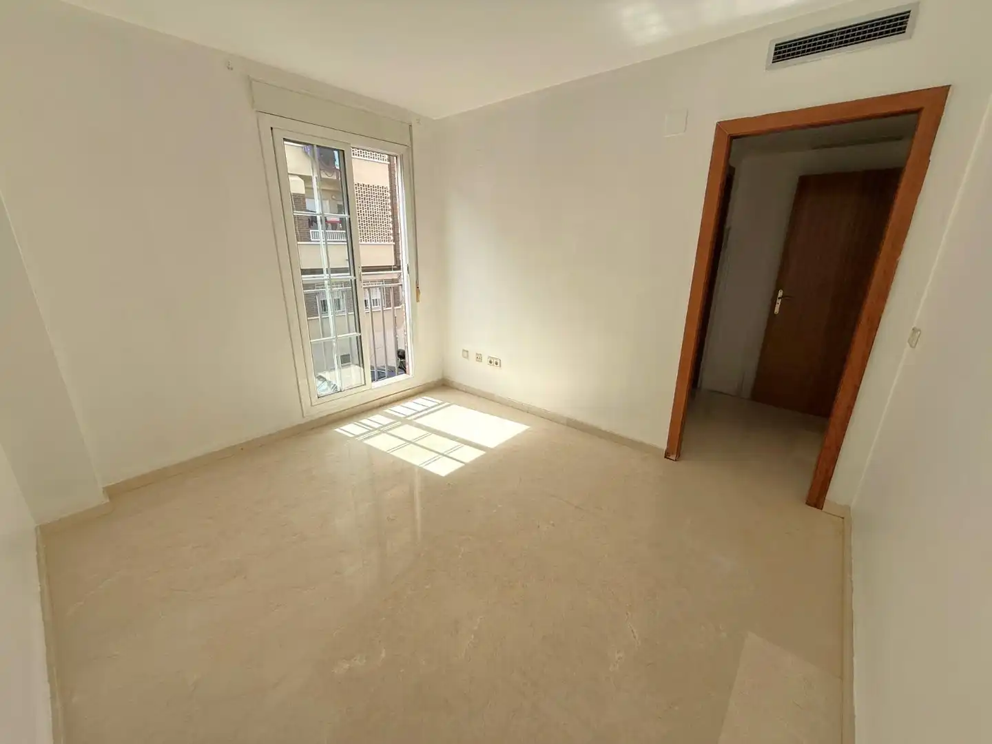 Habitación de Casa adosada en venta en Torrent con Terraza, Trastero y Piscina comunitaria