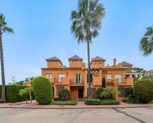 Vista exterior de Casa adosada en venda en Benahavís amb Aire condicionat, Terrassa i Piscina