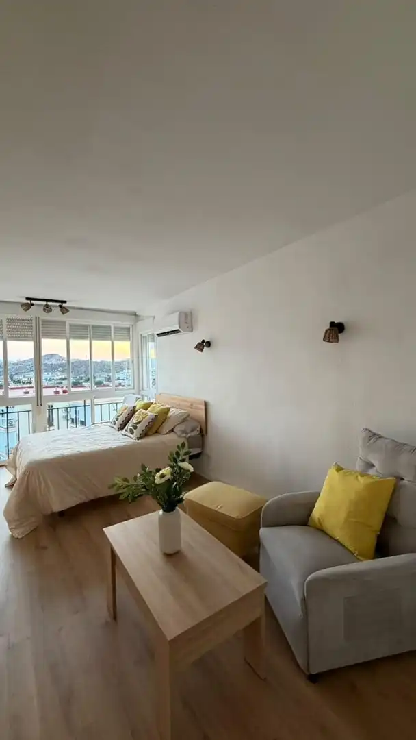 Habitación de Estudio de alquiler en Rincón de la Victoria con Aire acondicionado, Jardín privado y Amueblado