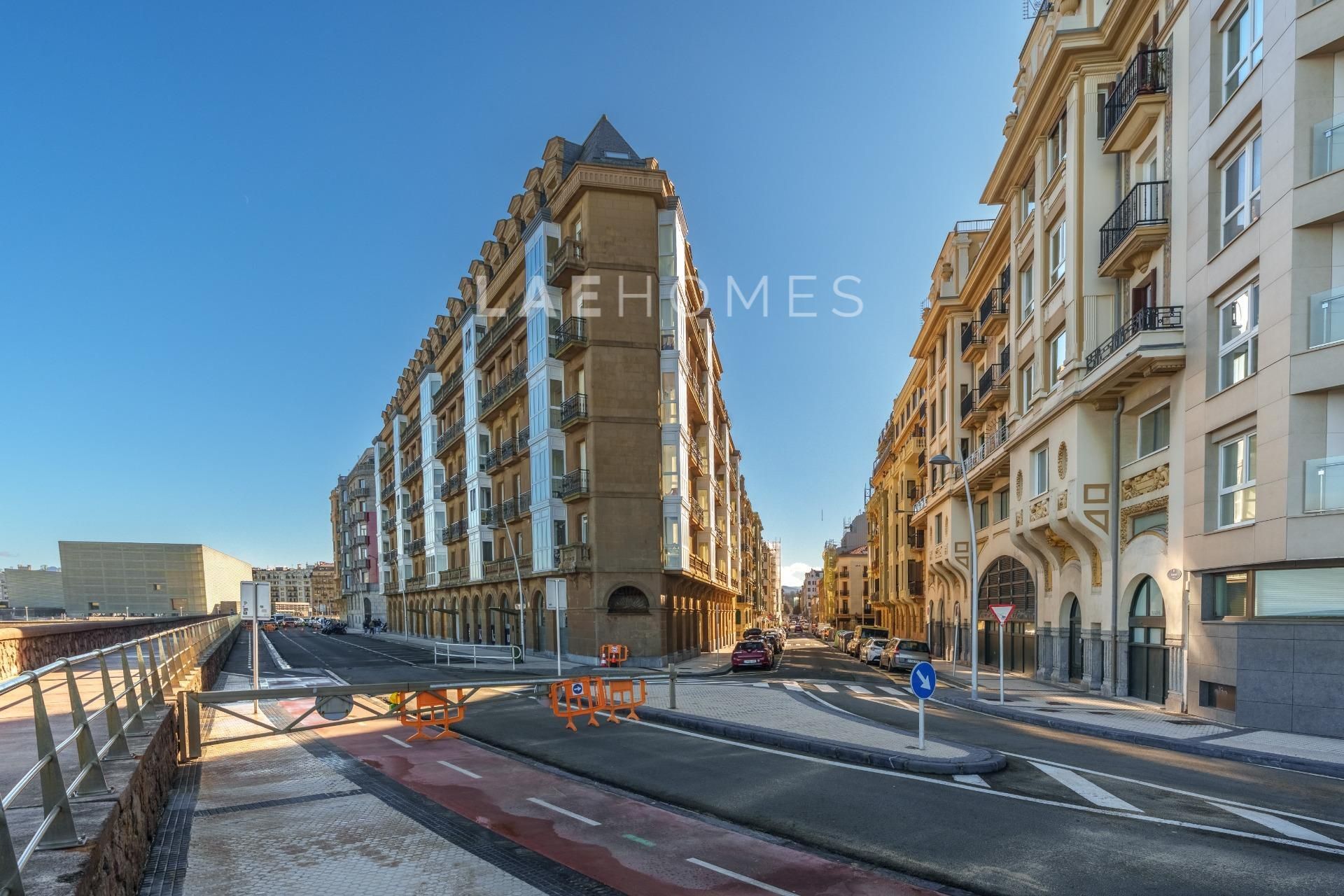 Vista exterior de Pis en venda en Donostia - San Sebastián  amb Calefacció i Traster